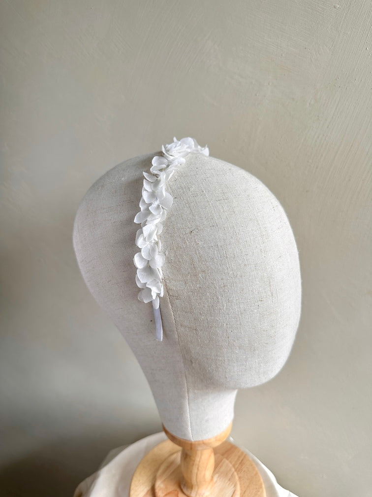 Handmade white petal hairband for girls—ideal for First Communion and flower girl outfits