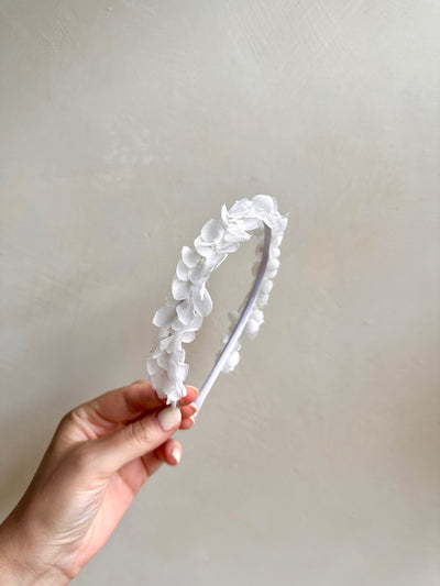 Handmade white petal hairband for girls—ideal for First Communion and flower girl outfits