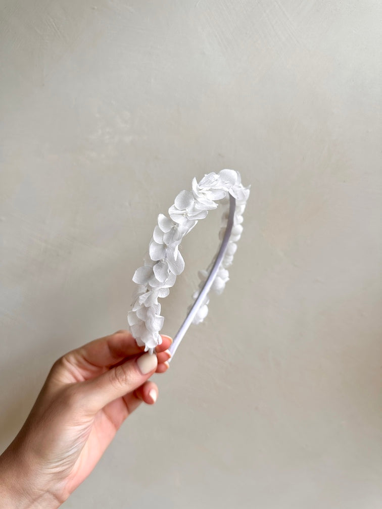 Handmade white petal hairband for girls—ideal for First Communion and flower girl outfits
