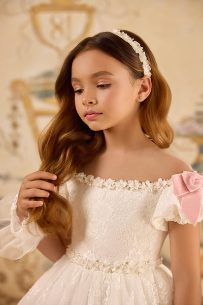 Handmade white petal hairband for girls—ideal for First Communion and flower girl outfits